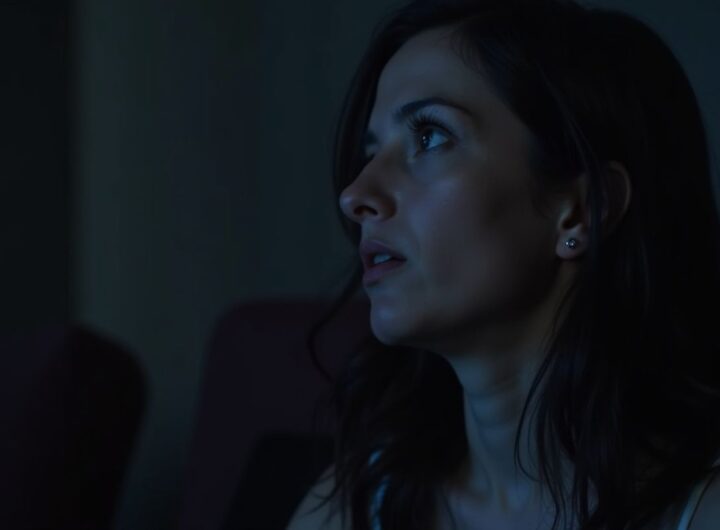 donna_adulta_che_guarda_film_horror